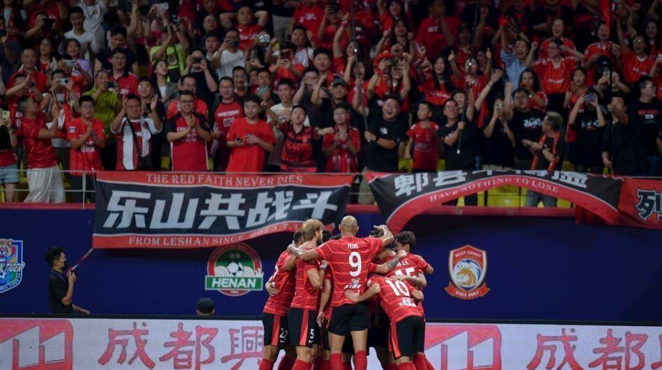 中超榜首大战，成都蓉城4-1完胜上海上港，登顶榜首