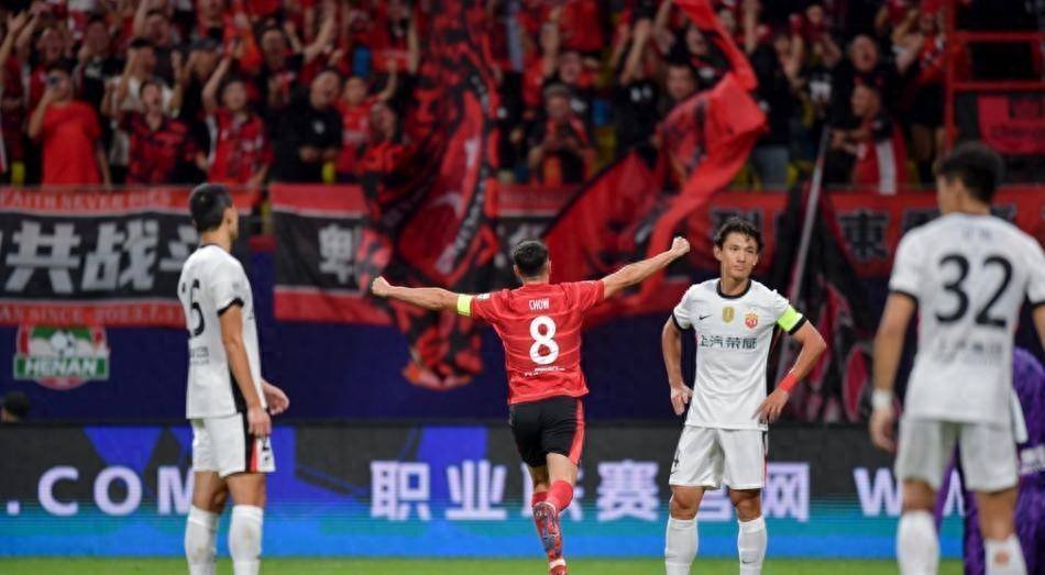 中超榜首大战，成都蓉城4-1完胜上海上港，登顶榜首
