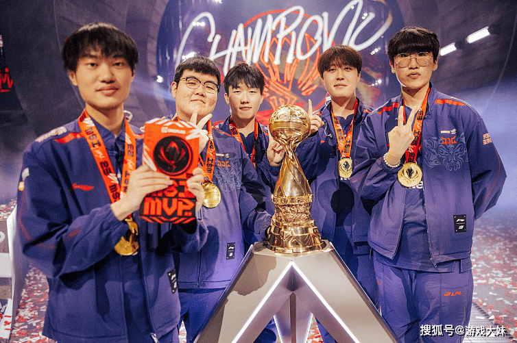 LOL官方点名knight,将他所有荣誉罗列出来,离大满贯还差一个S冠